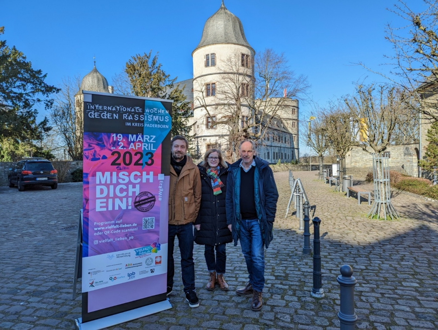  Matthias Zimoch von der Servicestelle Antidiskriminierungsarbeit, Museumsleiterin Kirsten John-Stucke und Volker Kohlschmidt vom DemokratieBüro präsentieren das vielfältige Programm im Rahmen der Internaitonalen Wochen gegen Rassismus 2023. (Foto: © Kreismuseum Wewelsburg)